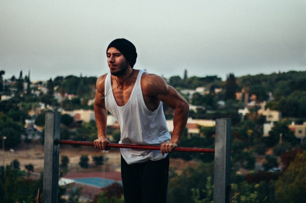 guy doing a muscle up